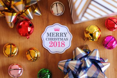 Renkli dekorasyon ile neşeli Noel kartı. Bu neşeli sezonunda harika anılar isteyen.