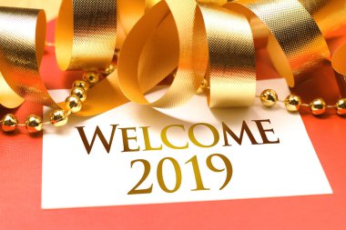 2019 dekorasyon ve şerit ile hoş geldiniz. Dileriz bir merak, barış dolu yıllar ve anlamı.