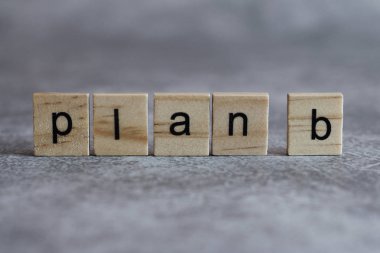 Tahta küp üzerine yazılmış plan b kelimesi