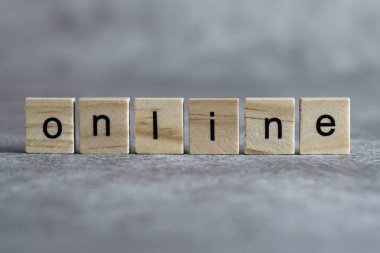 Ahşap küp üzerine yazılmış online kelime