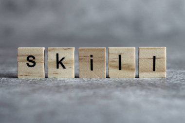 Ahşap küp üzerine yazılmış beceri kelimesi