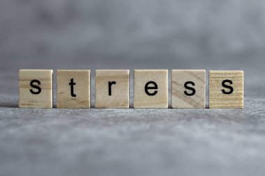 Ahşap küp üzerine yazılmış stres kelimesi