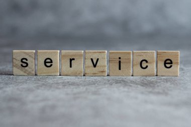 Ahşap küp üzerine yazılmış servis kelimesi 