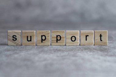 Ahşap küp üzerine yazılmış destek kelimesi 