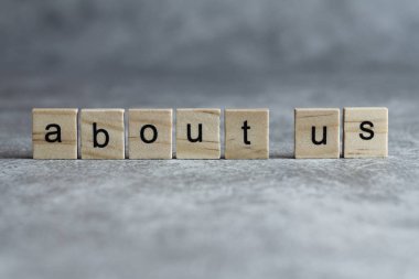 Hakkımızda kelime ahşap küp üzerinde yazılmış