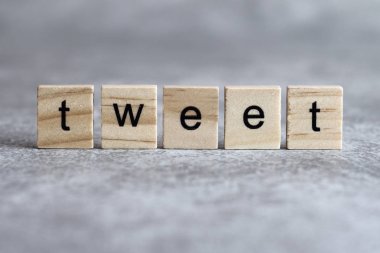 Ahşap küp üzerine yazılmış tweet kelimesi