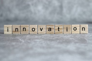 Ahşap küp üzerine yazılmış yenilik kelimesi