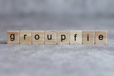 Ahşap küp üzerine yazılmış groupfie kelime