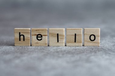 Merhaba kelime ahşap küp üzerinde yazılı