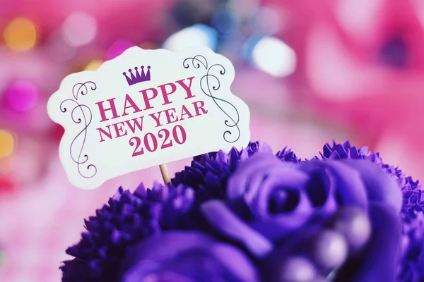 Feliz año nuevo 2020 con decoración colorida . — Foto de Stock