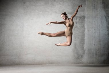 iş bale dansçısı, bir bez ile dansçı, güzel bir vücut ile bir kız, zarif kız, zarif kadın, atletik vücut, zaman gösterisi, uçuş kız, kız, uçan, atlama, tulum, hava, ışık, aşk, dansçı, poz,