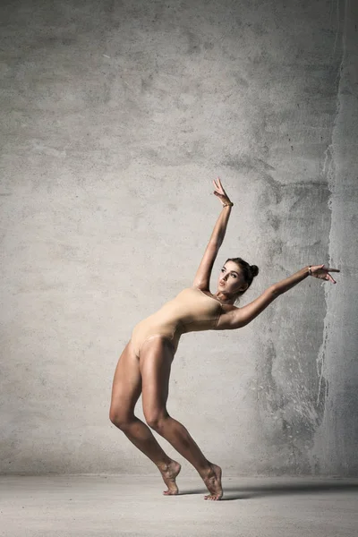Tancerz Baletu Pracy Tancerz Tkaniny Dziewczyna Pięknym Ciałem Elegancko Dziewczyna — Zdjęcie stockowe