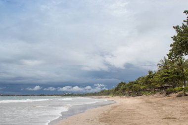 Dünyadaki cennet, rahatlamak için en iyi yer, tropikal plaj, deniz kıyısındaki tropiklerde dinlenmek. Endonezya, Bali adası. Rahatlayın ve tatile çıkın.
