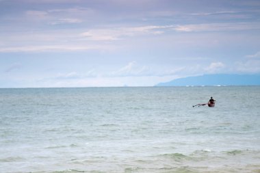 Dünyadaki cennet, rahatlamak için en iyi yer, tropikal plaj, deniz kıyısındaki tropiklerde dinlenmek. Endonezya, Bali adası. Rahatlayın ve tatile çıkın.