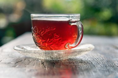 Masada bir fincan çay, canlandırıcı içecek, zihinsel dinlenme, tüm gün boyunca enerji ve güç.,