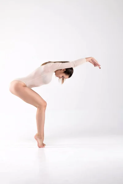 Ballerina Danza Femminile Posa Sul Pavimento Delle Dita Uno Sfondo — Foto Stock