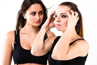 İçlerinden birinin kızgın olduğu duygusal kızların portresi. Duygu, duygu, oyun, sinir, anlayış yok, stres, çatışma, taklit mucizesi, drama 