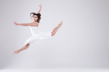 Beyaz elbiseli dansçı, beyaz elbiseli esmer, beyaz elbiseli kız portresi giymiş esmer kız. Jimnastik, dans, hazırlık, çağdaş, pratik, egzersiz, güç, esneklik, esneme, performans.