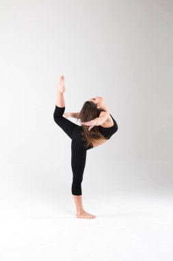 Beyaz arka planda jimnastik yapan bir kız. Esneklik, güç, modern, esneme, klasik, zarif, stil, egzersiz, egzersiz