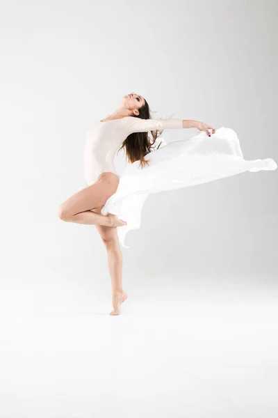 Ballerina Posa Volante Con Tessuto Sfondo Bianco Espressione Sentimenti Emozioni — Foto Stock