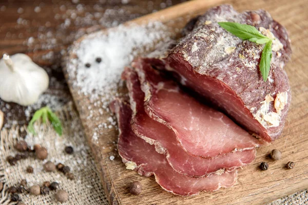 Porco Secou Partes Carne Contexto Madeira Escuro Rústico Presunto Salame — Fotografia de Stock