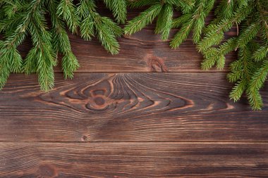 Çam dalları ve pembe kurdele yay ve Noel topları ile Noel arka plan.