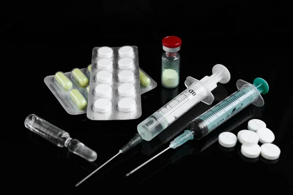 Medizinisches Konzept Mit Nahaufnahme Auf Zwei Spritzen Weißen Pillen Ampulle — Stockfoto