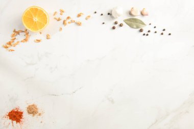 Limon, sarımsak ve baharatlar, arkaplanda fotokopi alanı var..