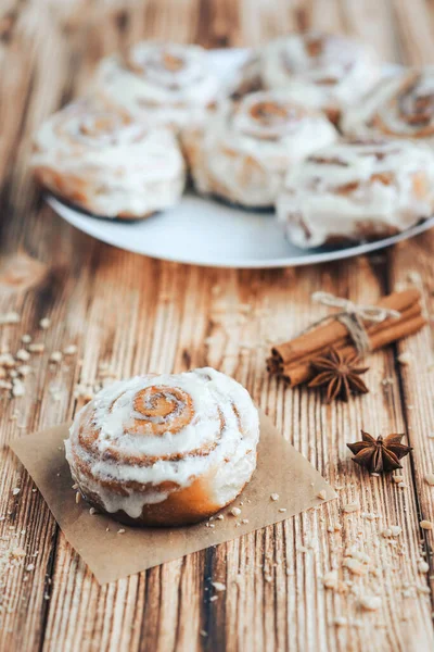 Freshly Baked Warm Iced Cinnamon Buns Baked Paper Sweet Homemade — Stock Photo, Image