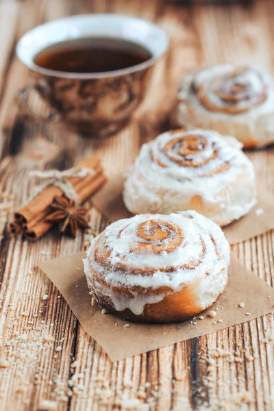 Freshly Baked Warm Iced Cinnamon Buns Baked Paper Sweet Homemade — Stock Photo, Image