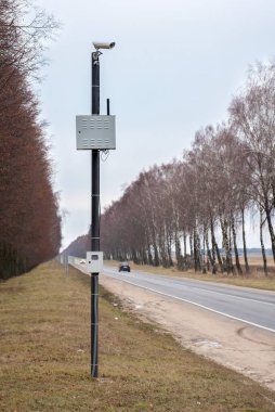 Trafik yolunda çalışan güvenlik kamerası ya da gözetleme kameraları ve elmalı, tarçınlı, fındıklı, balı ve fındıklı ve fındıklı şehir manzarası. Sağlıklı kahvaltı..