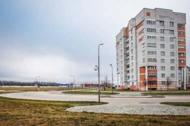 Konut binaları. Çok katlı bir apartman dairesi. Gayrimenkul. Yeni bir ev. Yeni inşa edilmiş apartman blokları.