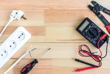 Tahta masada fotokopi alanı olan elektrikli ekipman ve araçlar.