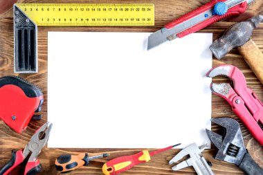 Koyu ahşap masa üzerinde kopyalama alanı olan inşaat araçları kümesi.
