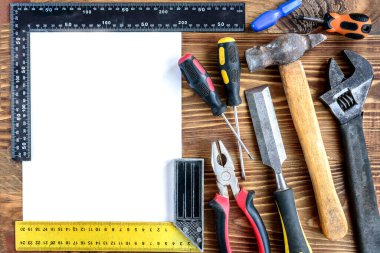 Koyu ahşap masa üzerinde kopyalama alanı olan inşaat araçları kümesi.
