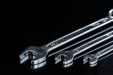 Siyah arkaplanda anahtarlar.