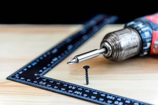 Electrical Screwdriver Screw Measuring Square Wooden Board Black Background — Stock Photo, Image