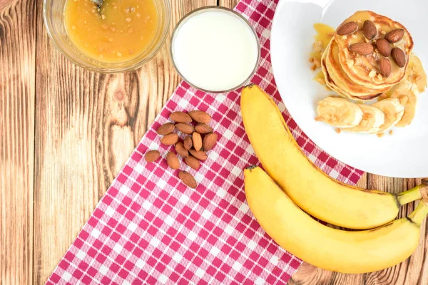 Panqueques Con Plátano Nueces Miel Plato Blanco Para Desayuno Sobre —  Fotos de Stock