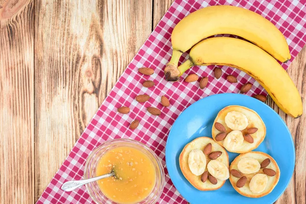 Panqueques Con Plátano Nueces Miel Plato Blanco Para Desayuno Sobre —  Fotos de Stock