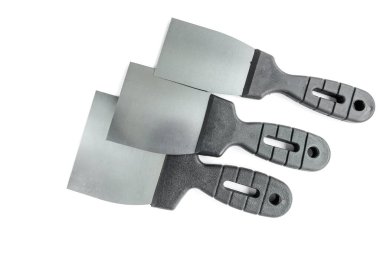 Beyaz arka planda izole edilmiş oyuncak bıçaklar. Spatula tamir aleti. Yağmalama ya da boya aletleri.