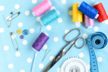 Ahşap masada iplikler ve dikiş aksesuarları