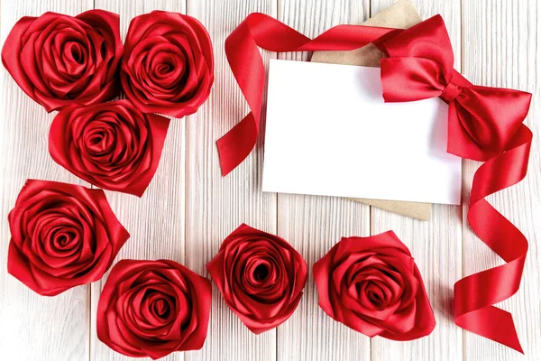 Prázdné Bílé Přání Červenými Růžemi Květiny Červenou Stuhou Luk Rustikálním — Stock fotografie
