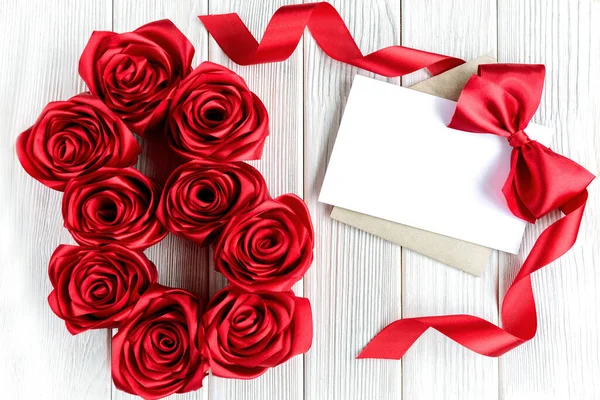 Tarjeta Felicitación Blanca Blanco Con Flores Rosas Rojas Lazo Cinta — Foto de Stock