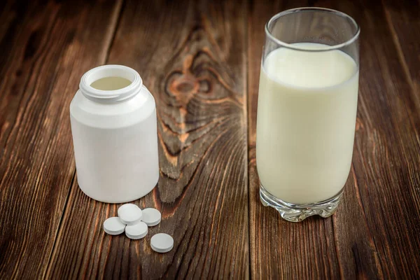 Kalcium Kiegészítő Tabletta Tabletták Sötét Háttér Fehér Tabletta Fordított Üveg — Stock Fotó
