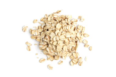 Yuvarlanmış yulaflar beyaz arkaplanda izole edilmiş.