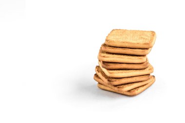 Beyaz arkaplanda izole edilmiş küçük kurabiyeler.