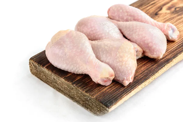 Tahta Kesme Tahtasındaki Çiğ Tavuk Bacakları Beyaz Arka Planda Izole — Stok fotoğraf