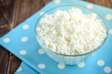 Mavi arka planda süzme peynir.