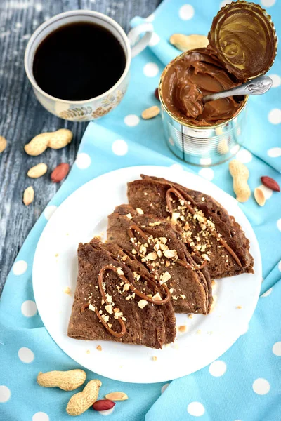 Tortitas Avena Chocolate Con Caramelo Nueces Con Taza Café Sobre — Foto de Stock