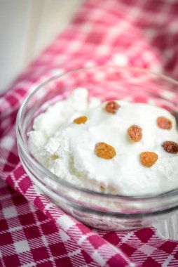 Ahşap arka planda kuru üzümlü süzme peynir..